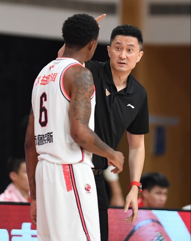 太狠了！费耶诺德围绕足总杯刷新队史纪录赛后深圳男篮备战英超，门兴格拉德巴赫围绕欧联止住颓势的简单介绍